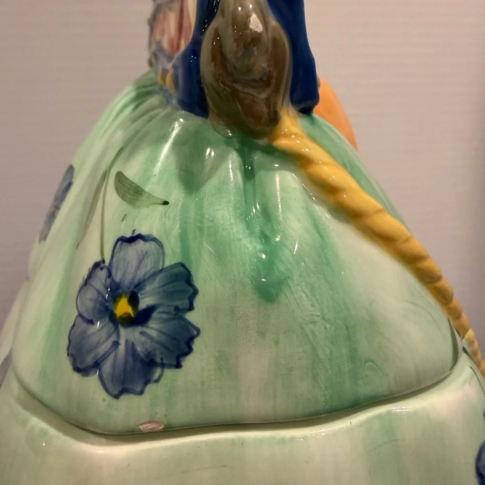 Vintage ceramic cookie jar with lift off lid